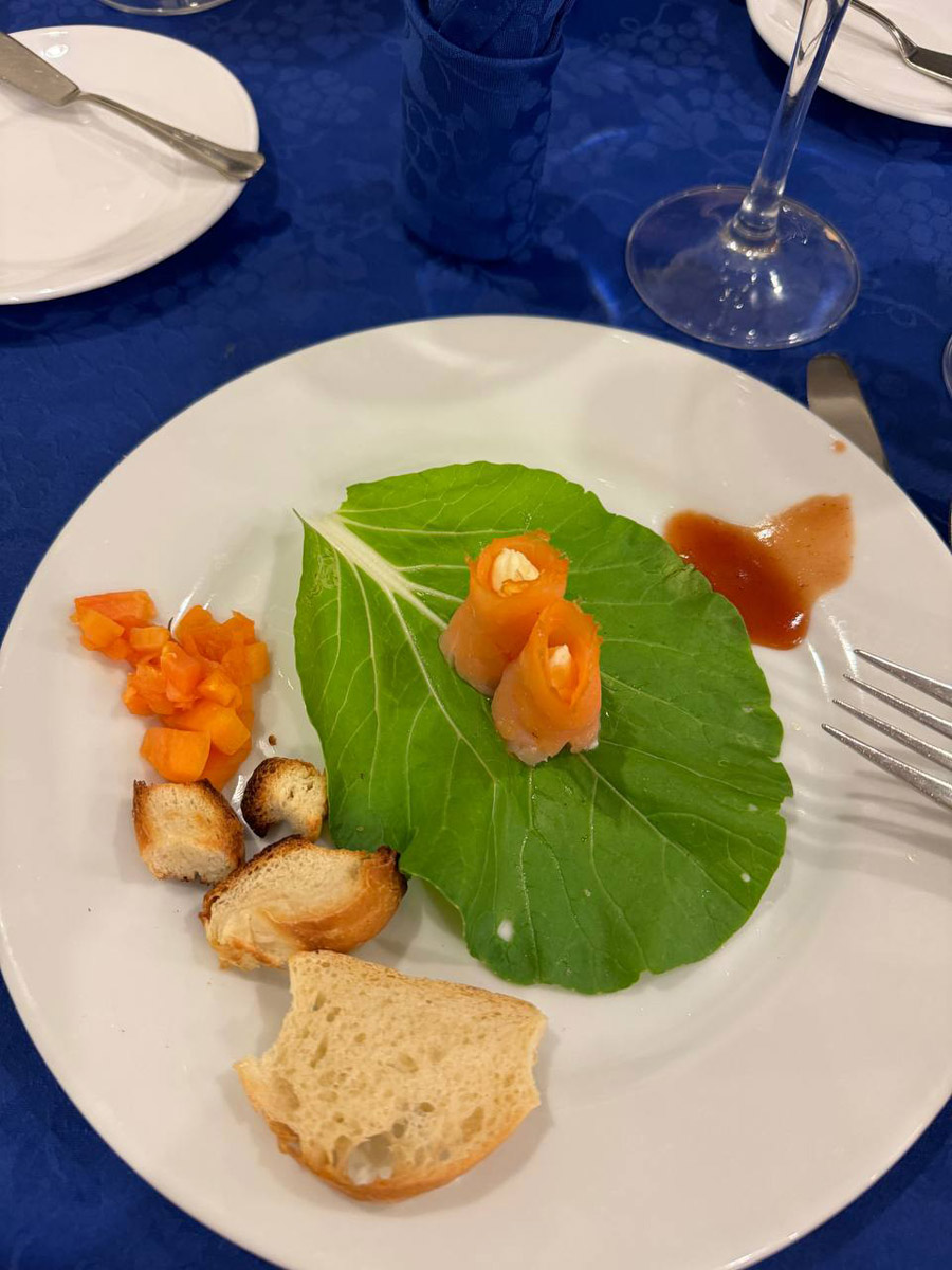 Еда в отеле - Barcelo Solymar, роллы из красной рыбы.