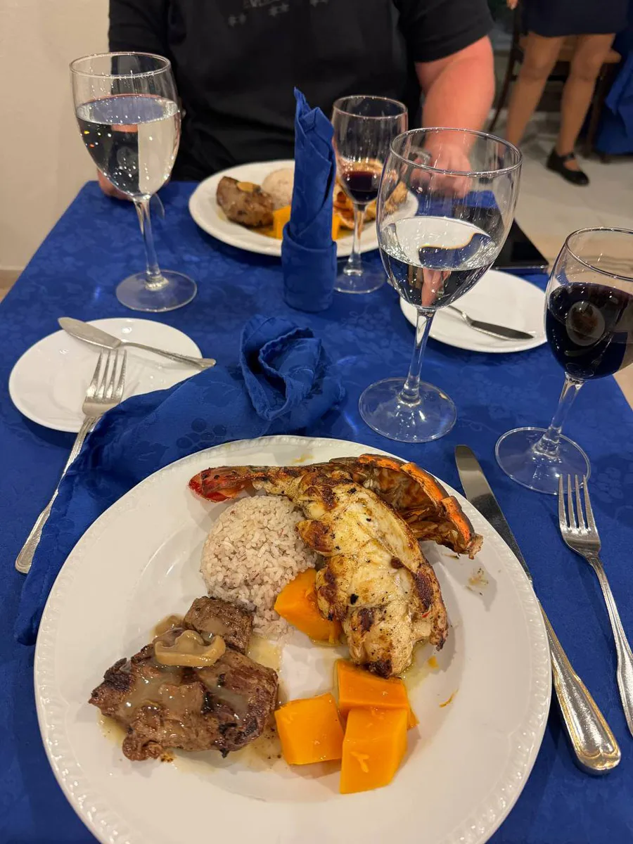 Еда в отеле - Barcelo Solymar. Рис с овощами, что-то мясное приправленное грибами. Ну и лангуст.