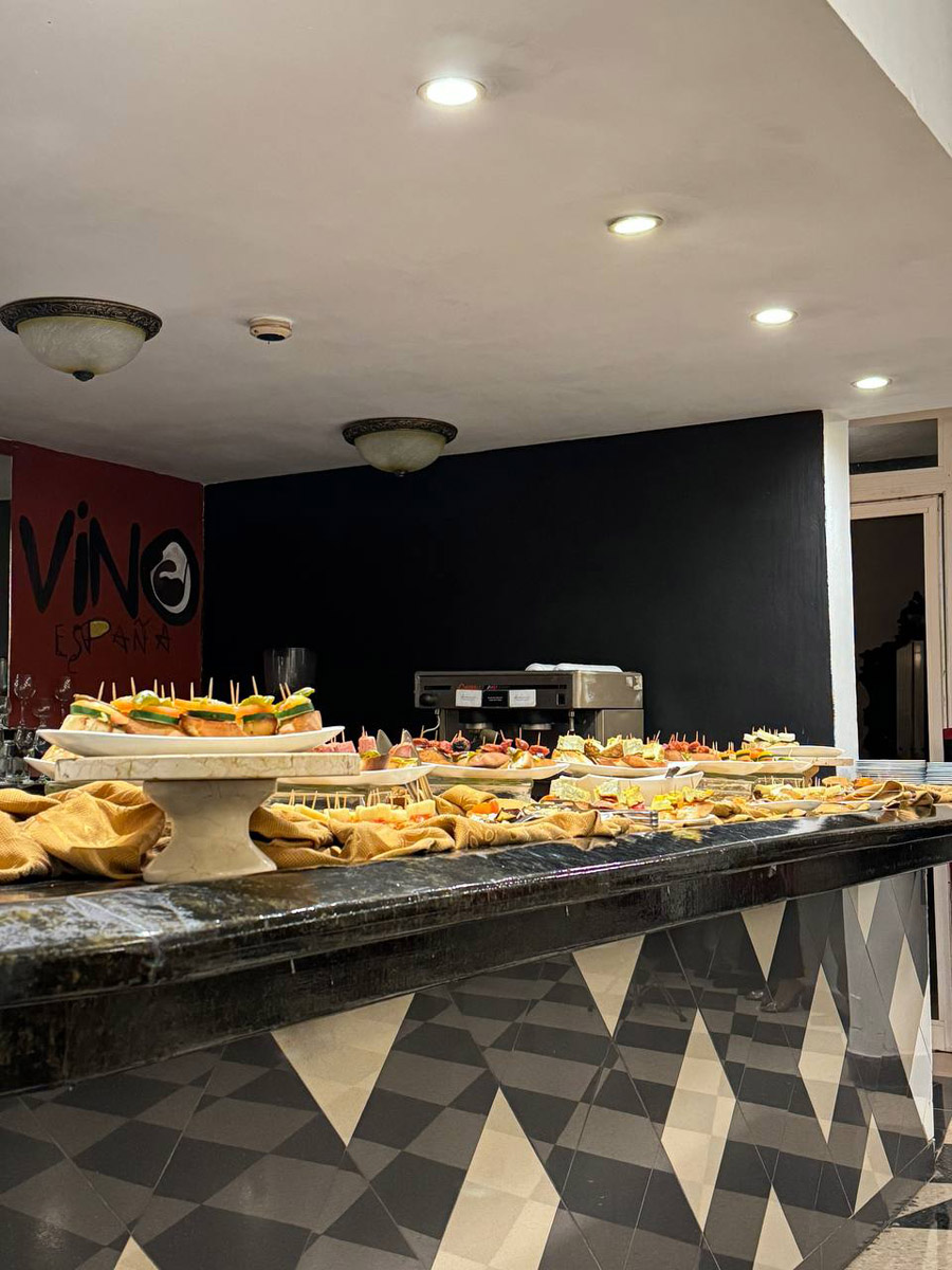 Еда в отеле - Barcelo Solymar. Выкладка блюд в столовой отеля.