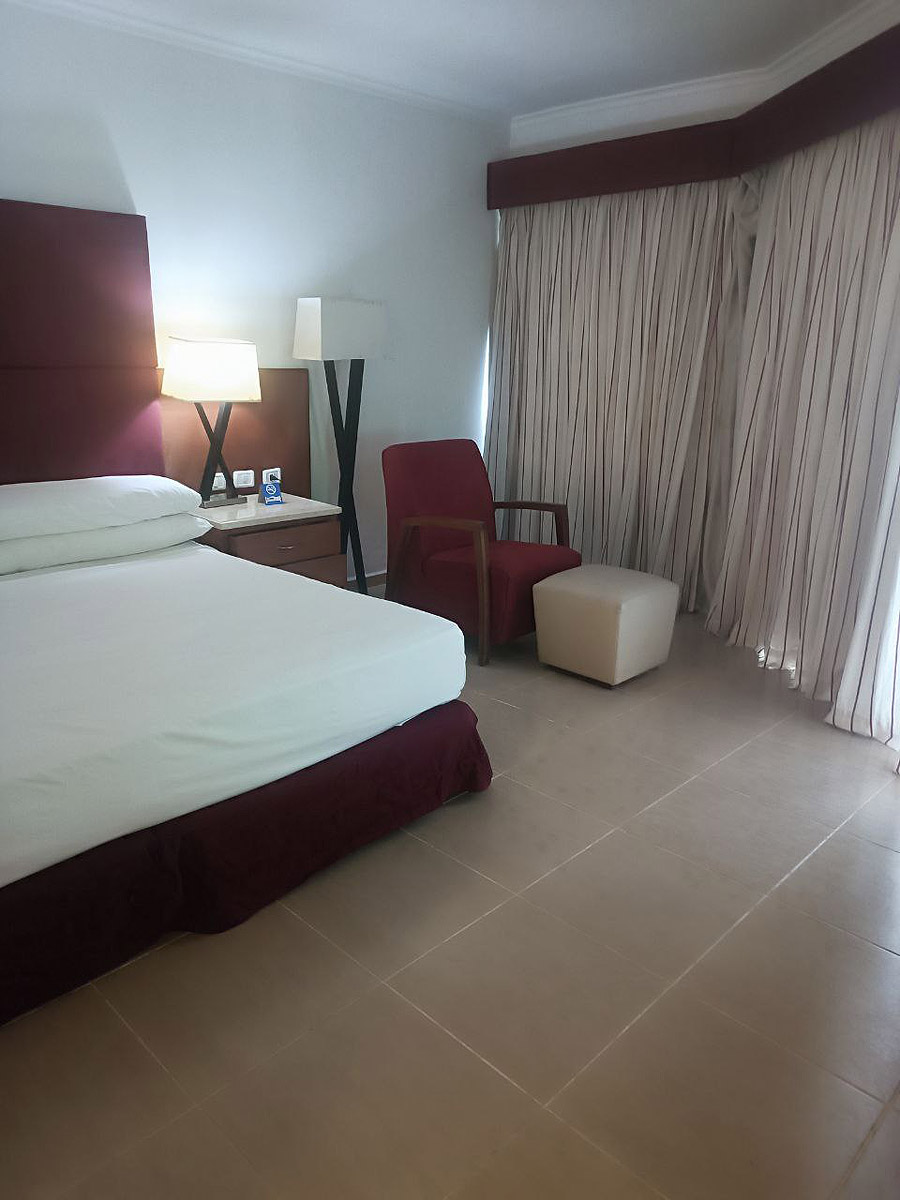 Фото номера отеля - Barcelo Solymar, вид на кровать и шторы.