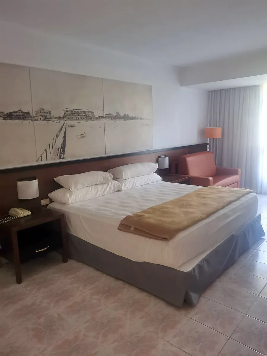 Фото номера отеля - Barcelo Solymar, на прикроватной тумбочке лежит телефон, есть розетки.