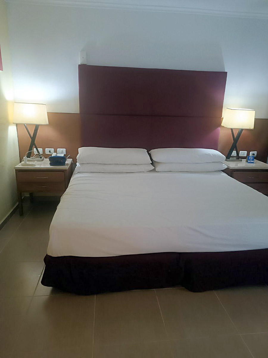 Фото номера отеля - Barcelo Solymar, вид на кровать.