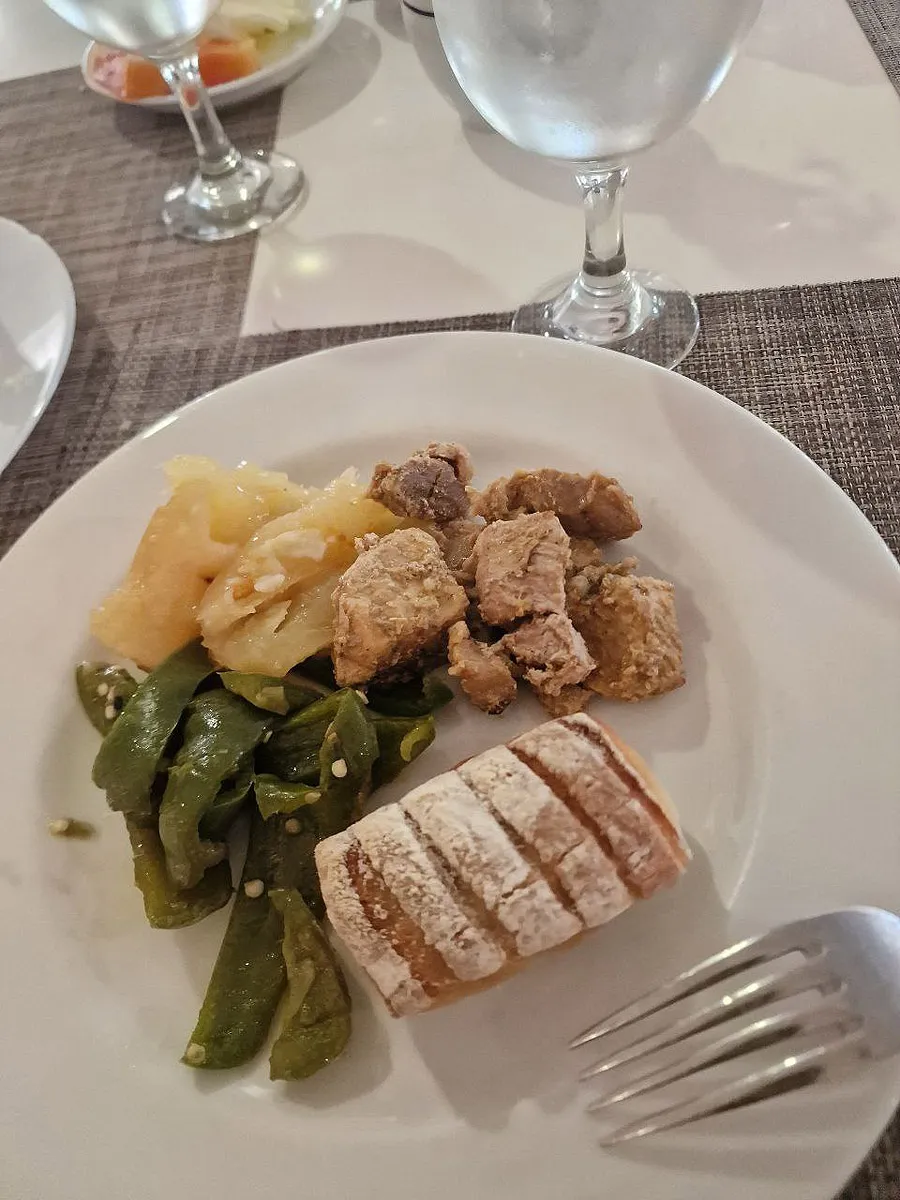 Мясо свинина жареное, картошка кусковая отварная, болгарский перец дольками.