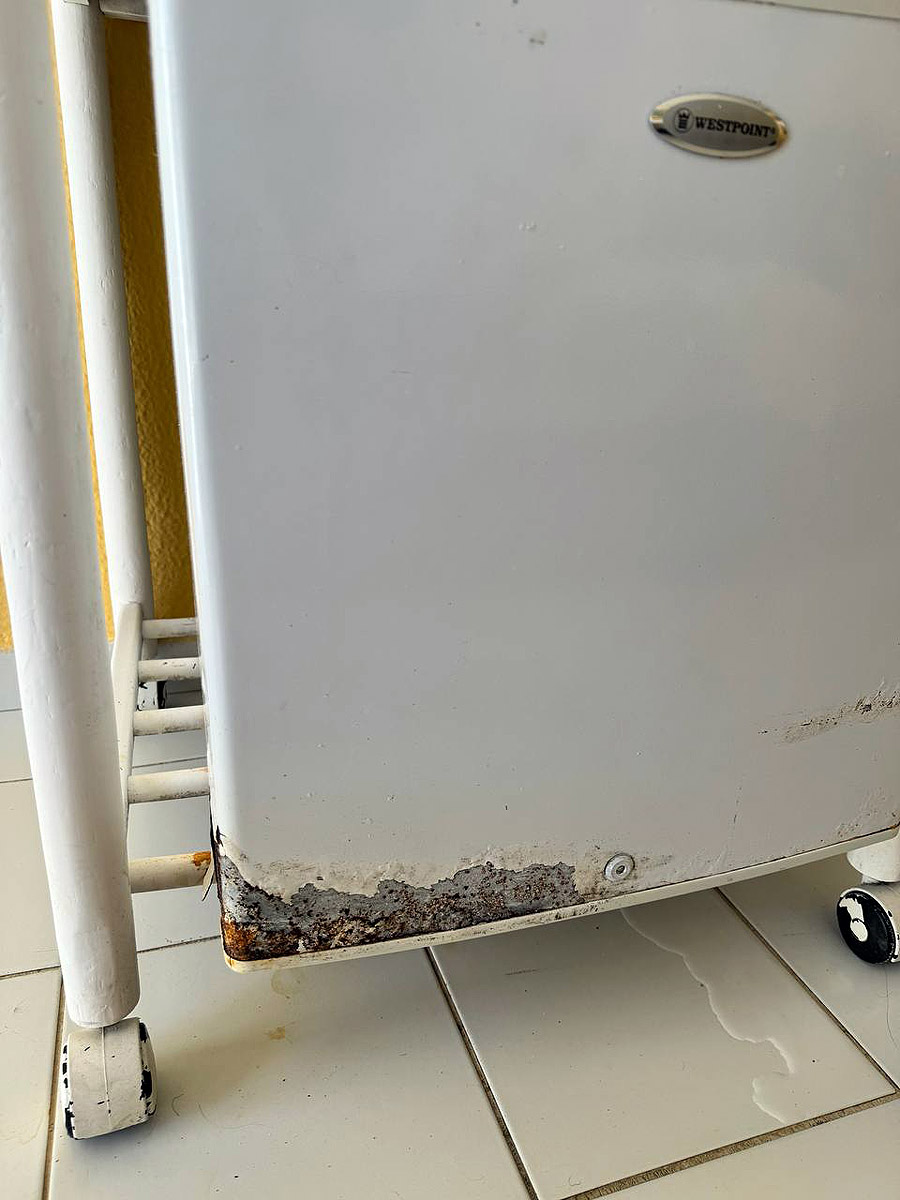 Ржавый холодильник в одном из номеров отеля