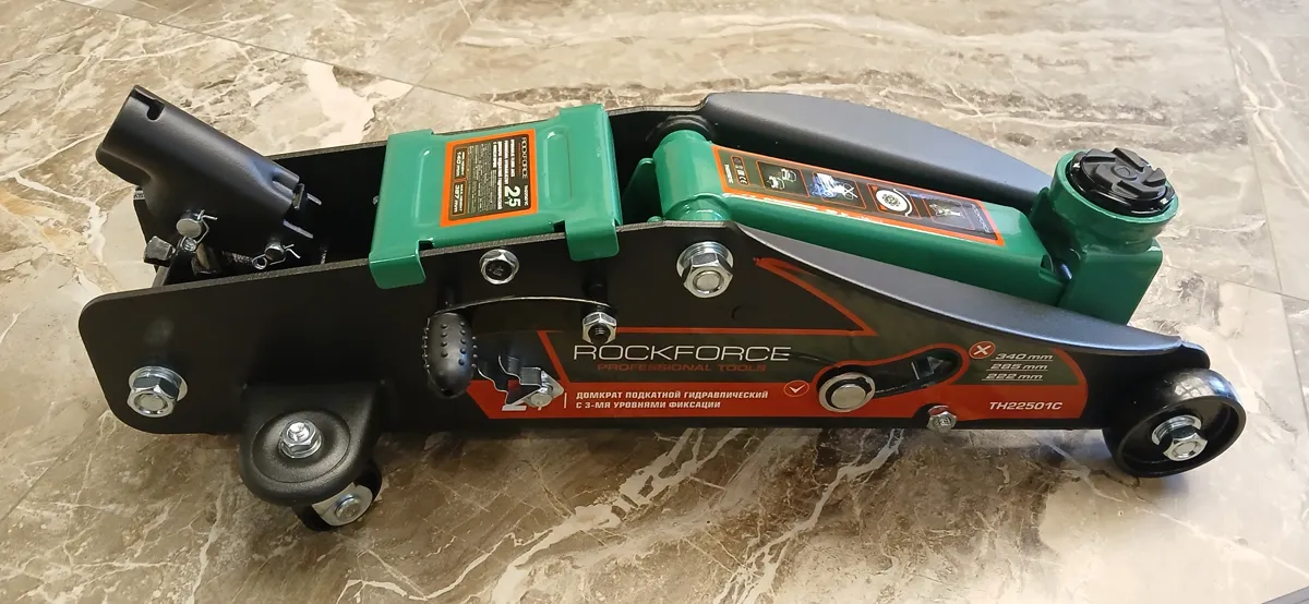 Фото гидравлического домкрата ROCKFORCE-RF-TH22501C