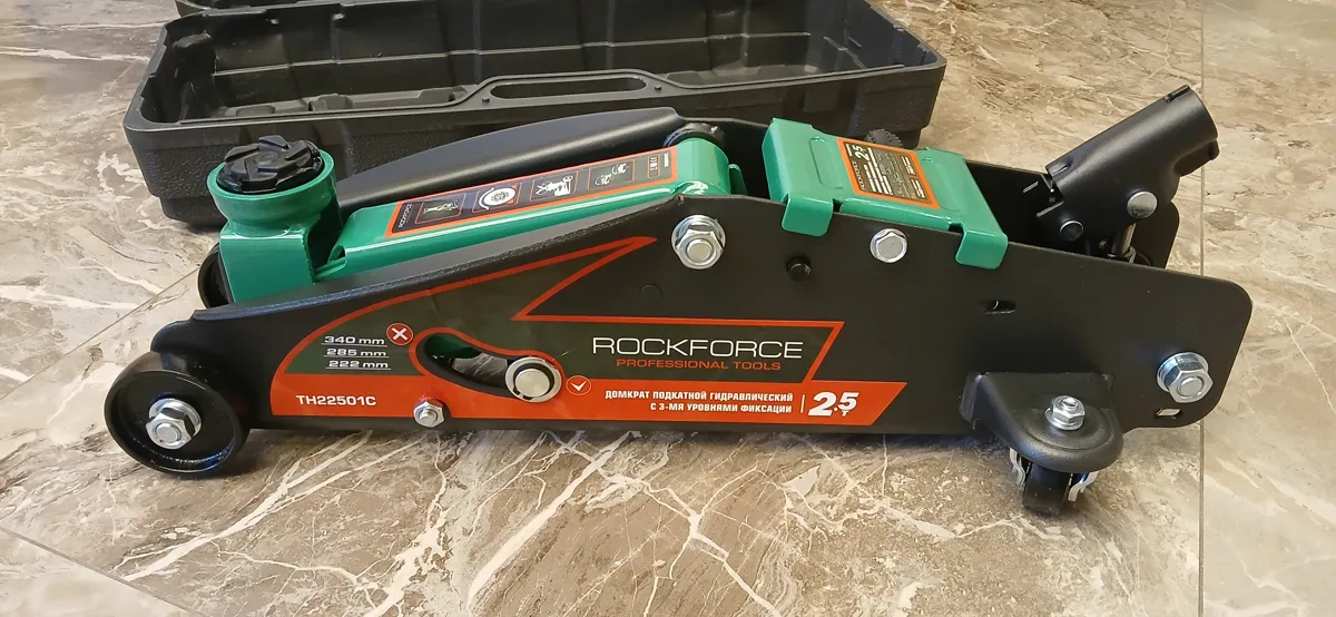 Фото гидравлического домкрата ROCKFORCE-RF-TH22501C