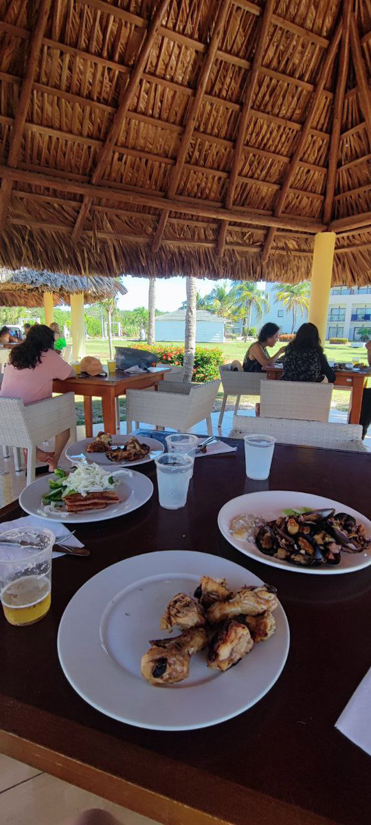 Прием пищи на открытом воздухе под пальмовым шатром отеле grand memories.