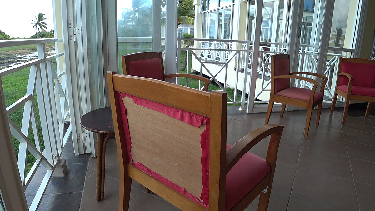 Отель PGS Varadero Hotel 4* Варадеро Куба. Старые стулья, не отремонтированы.