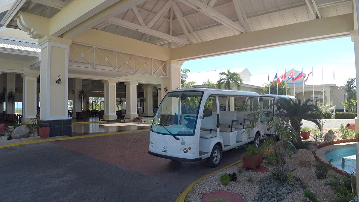Отель PGS Varadero Hotel 4* Варадеро Куба. Подъезд к отелю с электрокарами.
