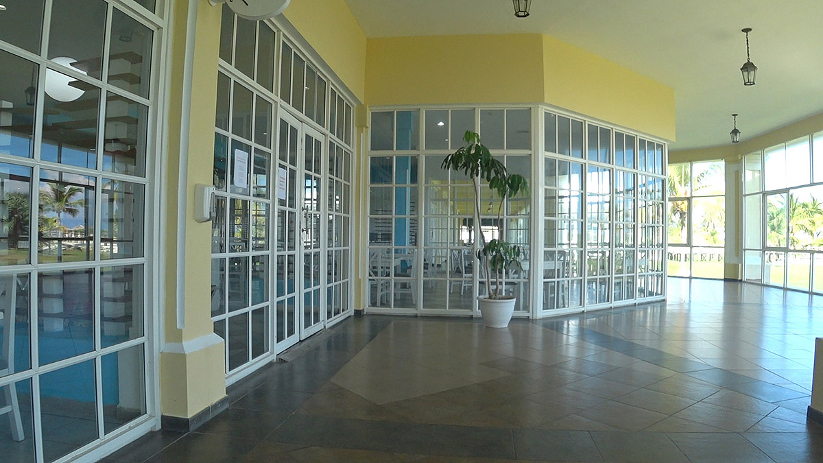 Отель PGS Varadero Hotel 4, столовая слева по ходу двежения по корридору.