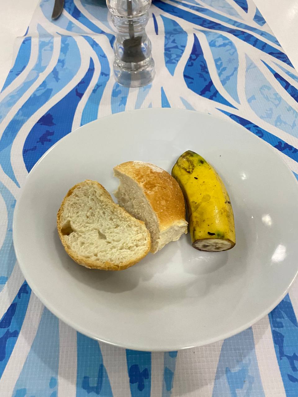 Отель PGS Varadero Hotel 4, бледный помятый банан и пара кусочков хлеба.