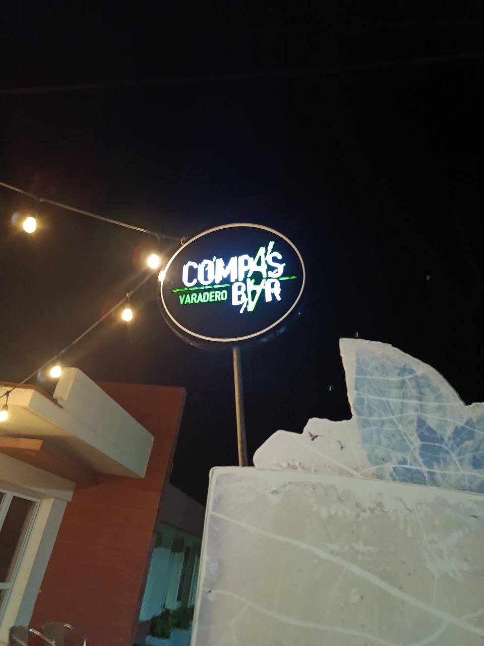Вывеска бара Compas в Варадеро