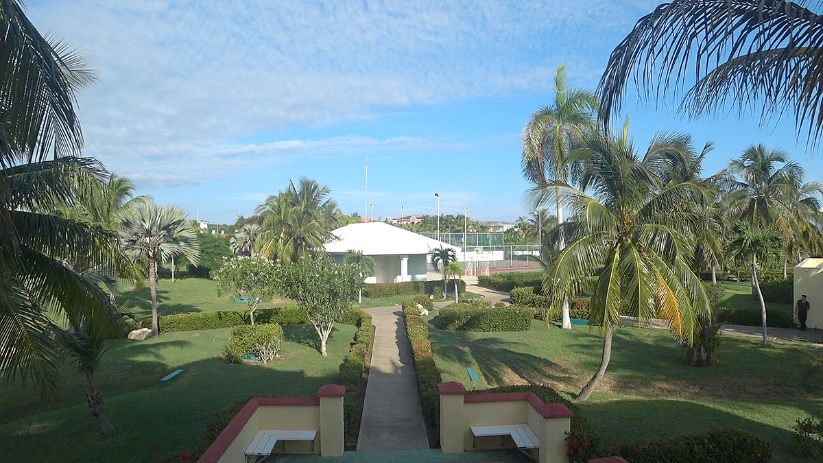 Отель PGS Varadero Hotel 4* Варадеро Куба. Вид на теннисные корты со второго этажа 15 корпуса.