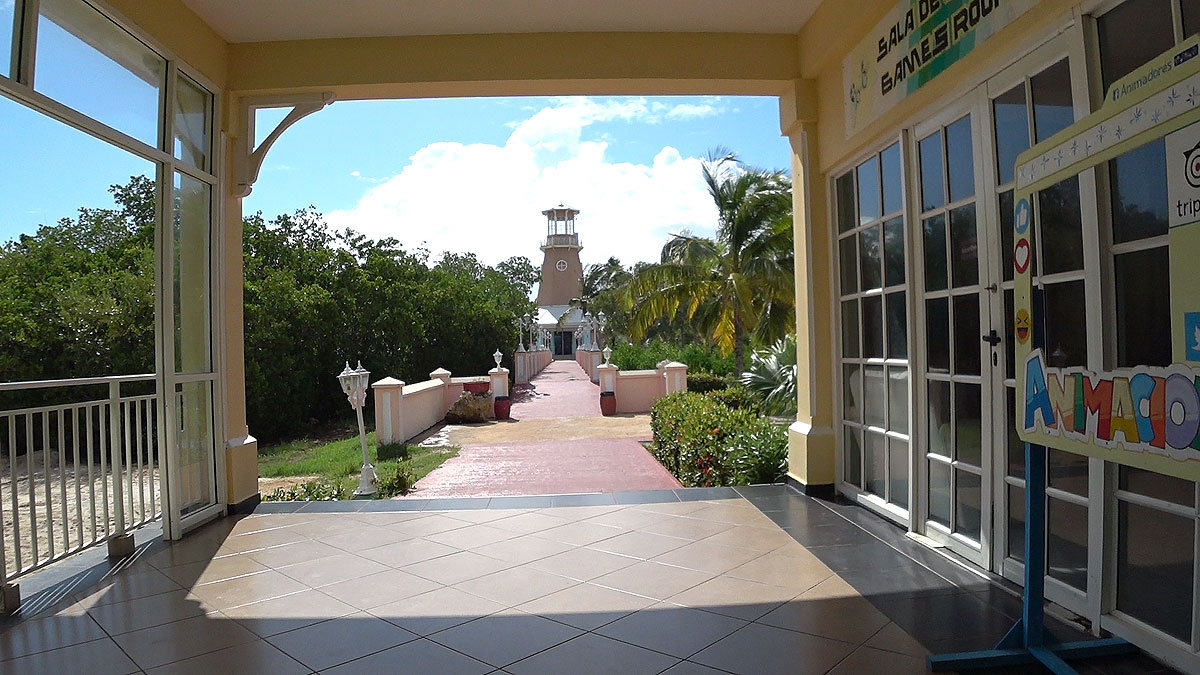 Отель PGS Varadero Hotel 4* Варадеро Куба. Выход из главного корпуса в сторону маяка.