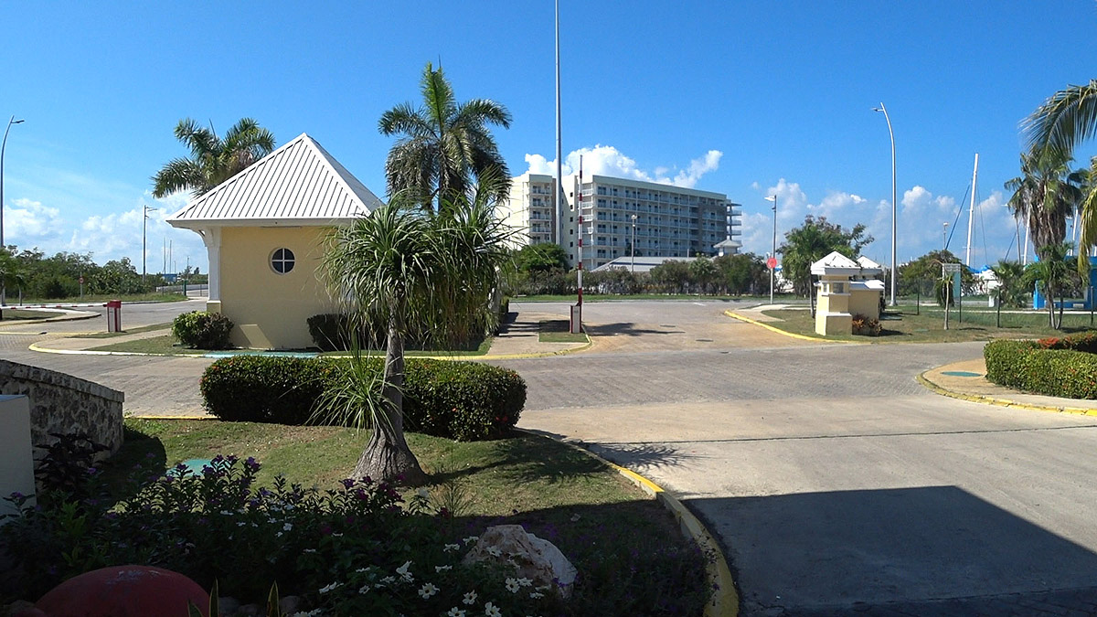 Отель PGS Varadero Hotel 4* Варадеро Куба. Территория отеля - выезд.