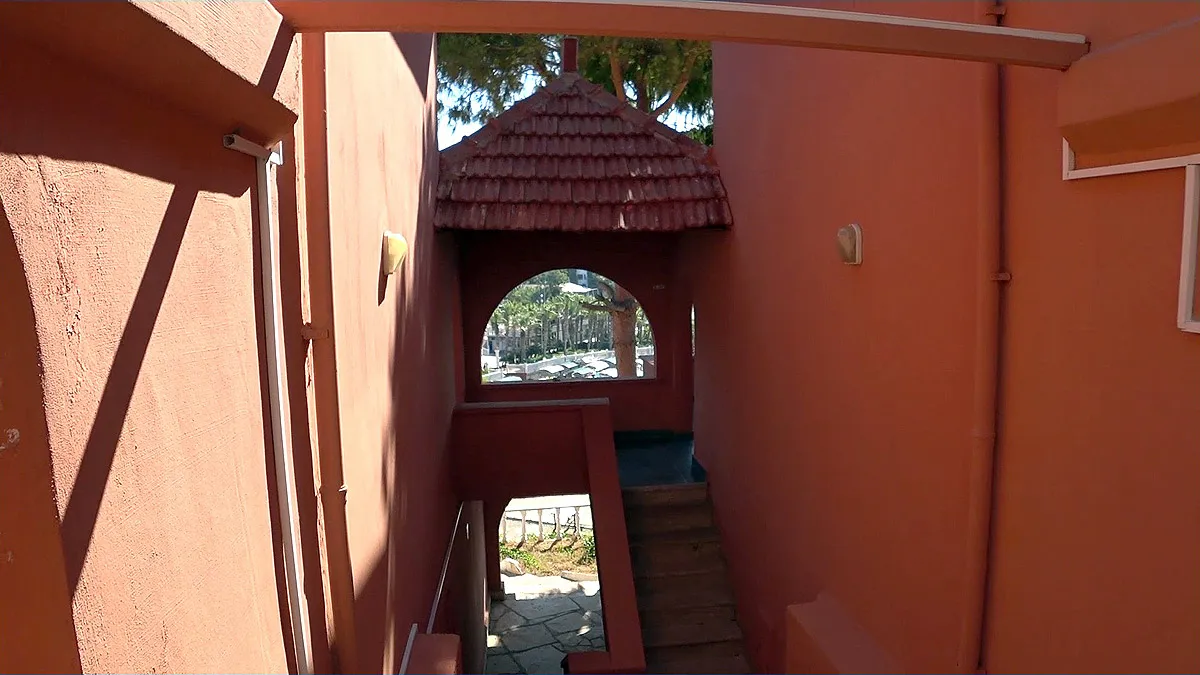 отель senza garden holiday club Вы как-бы по зигзагу спускаетесь вниз