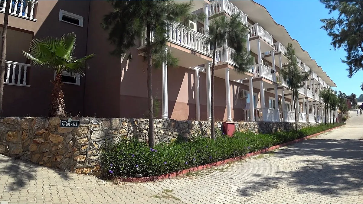 отель senza garden holiday club Это большой трехэтажный корпус отеля