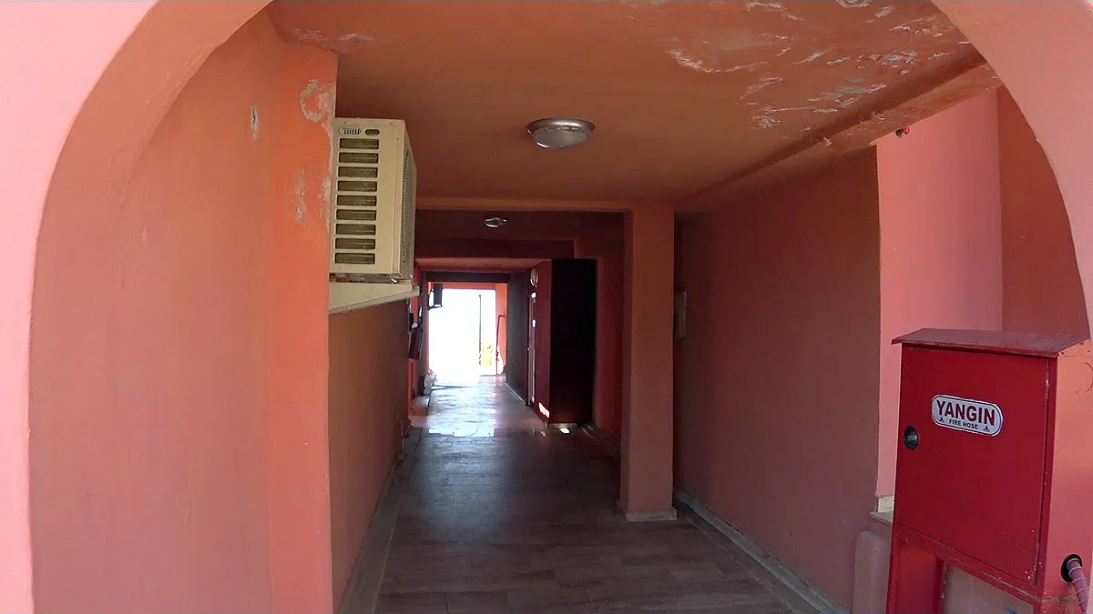 отель senza garden holiday club Такой вот полуоткрытый коридорчик внутри жилого корпуса