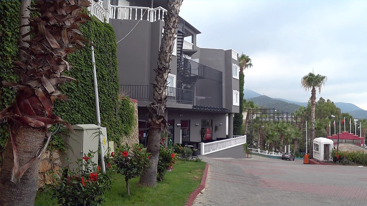 При въезде в отель senza garden holiday club справа, находится главный корпус