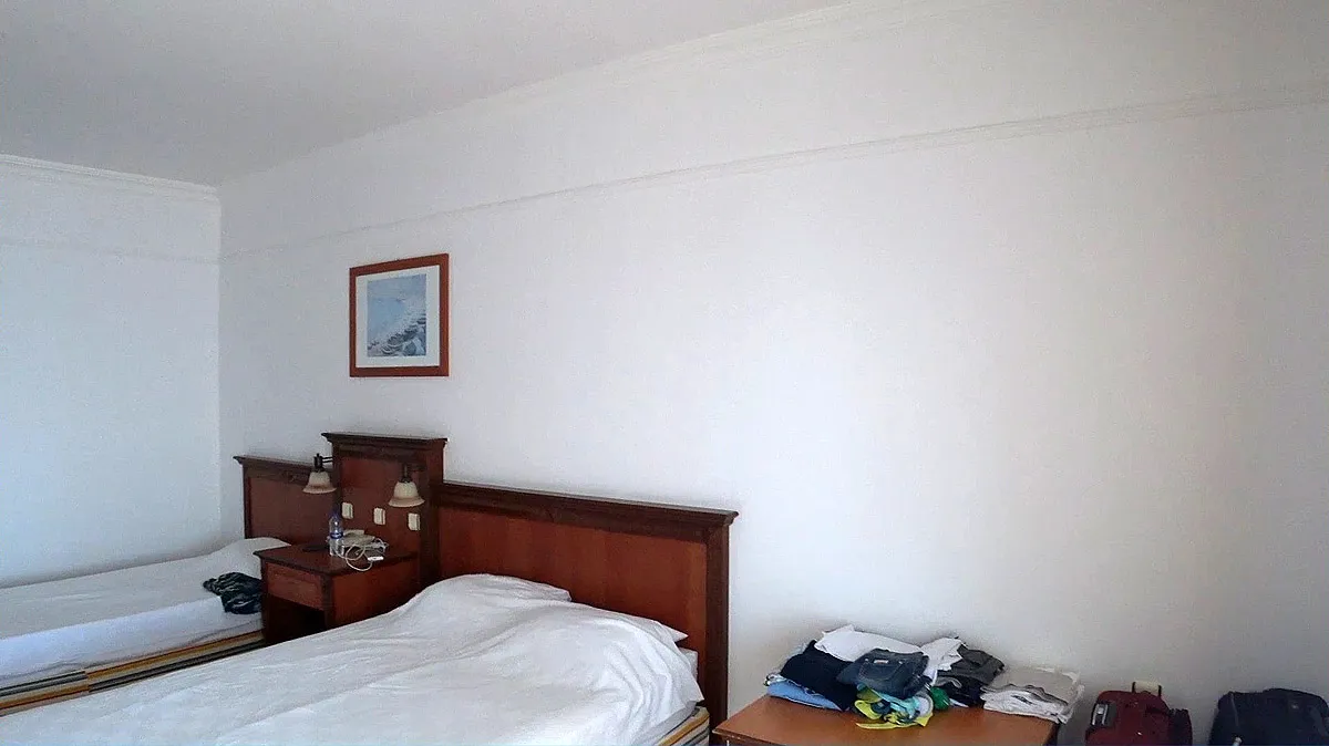 Отел senza garden holiday club кровати в номере