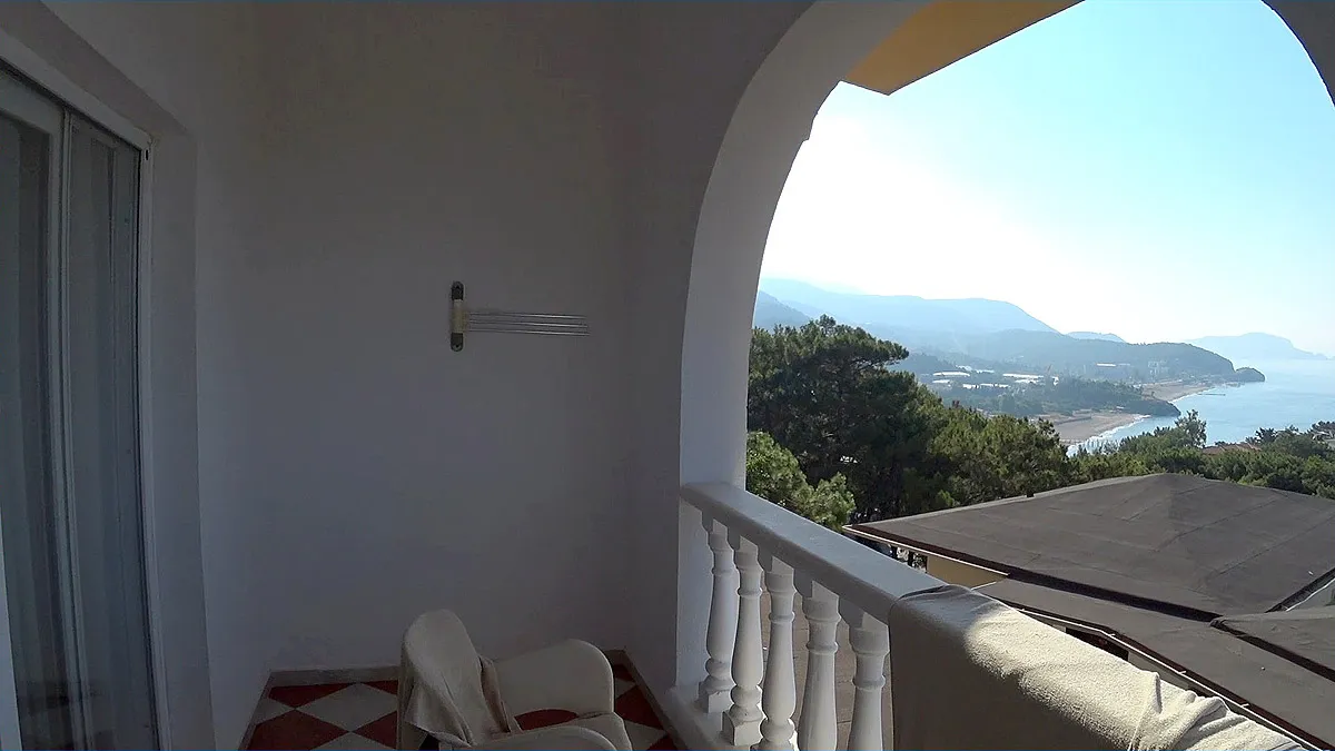 senza garden holiday club Это балкон и немного вид из него.