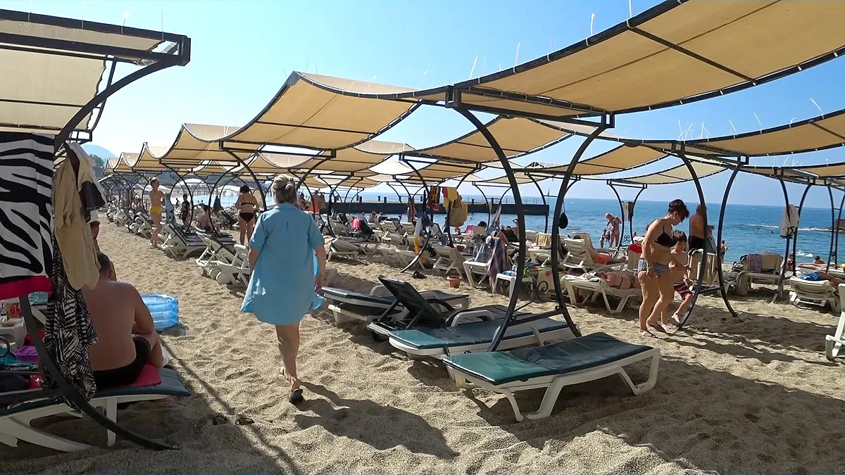 Отель senza garden holiday club Вид на море со стороны лежаков.