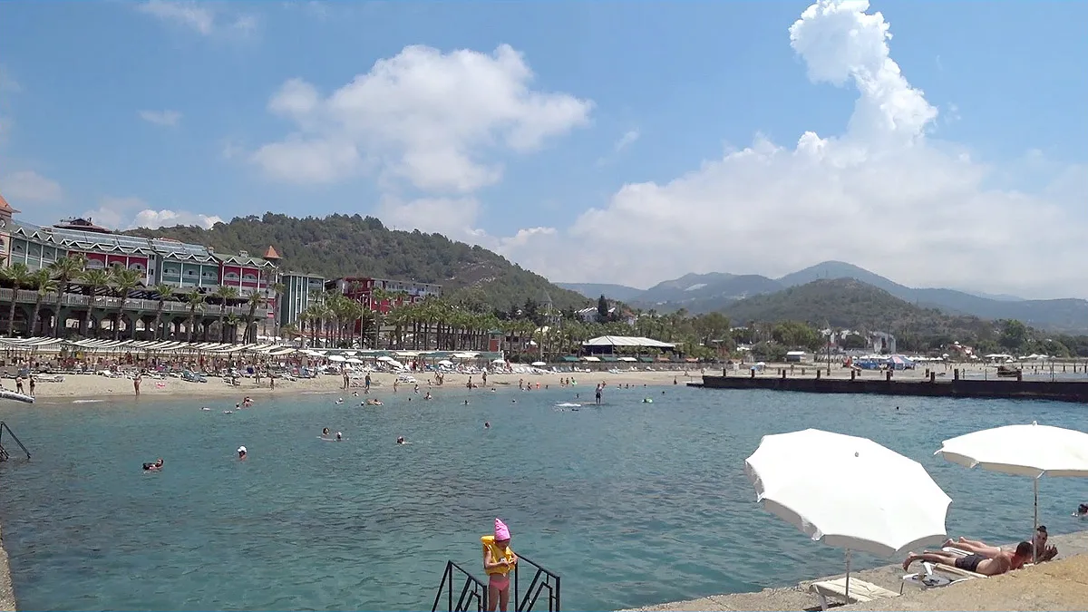 Отель senza garden holiday club На этой фото хорошо видны большие булыжники под водой