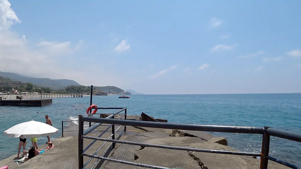 Отель senza garden holiday club Край бетонной части пляжа