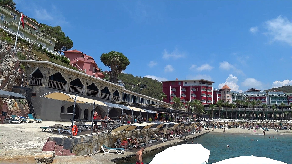 Отель senza garden holiday club Вид на правую (бетонную) часть пляжа и снек бар