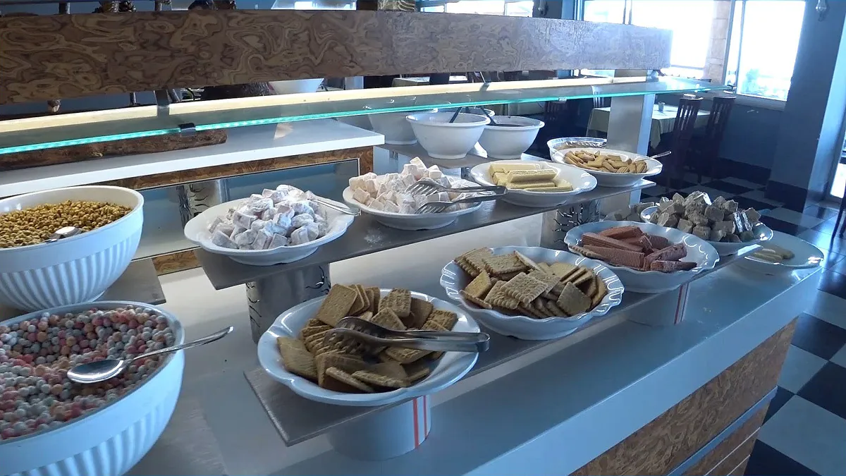 А здесь, печения, вафли, рахат-лукум, халва и прочие вкусности.