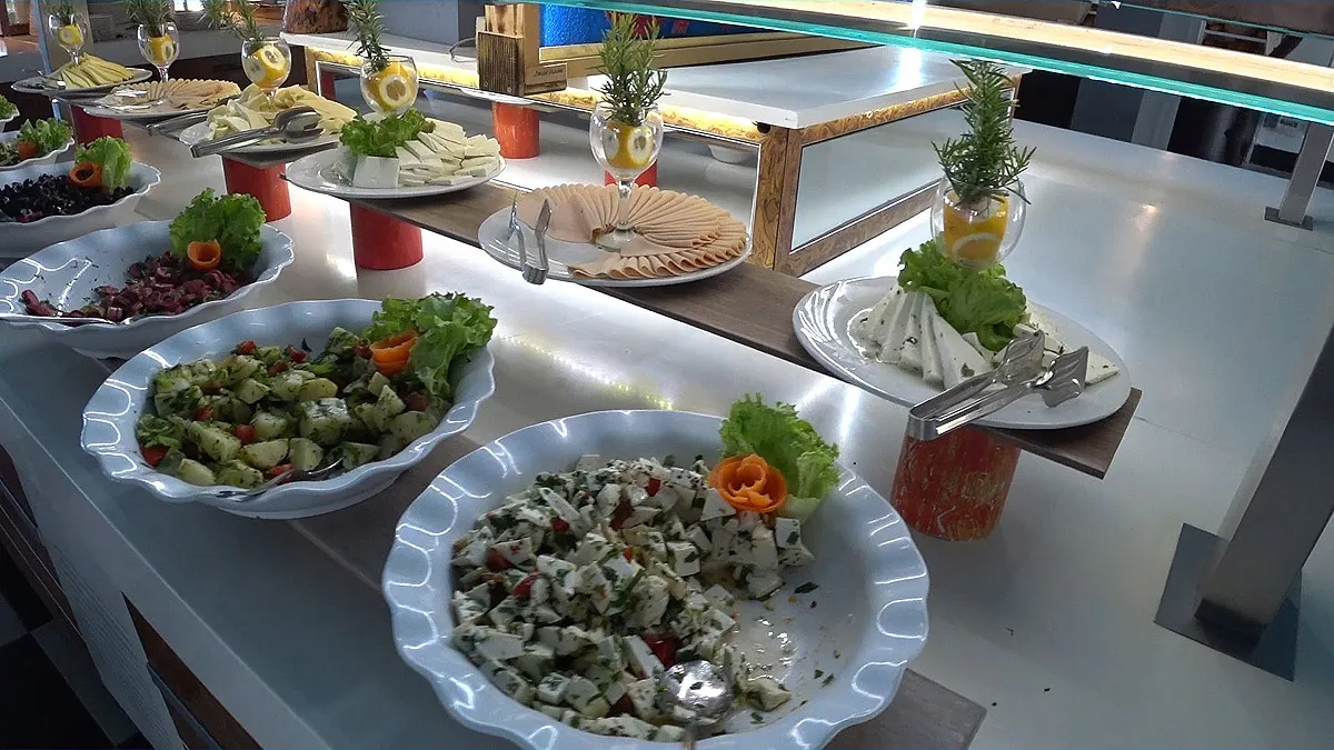 Выкладка с разными салатами