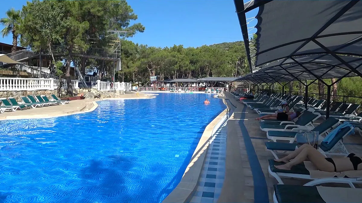 отель senza garden holiday club Большой бассейн во всей своей красе