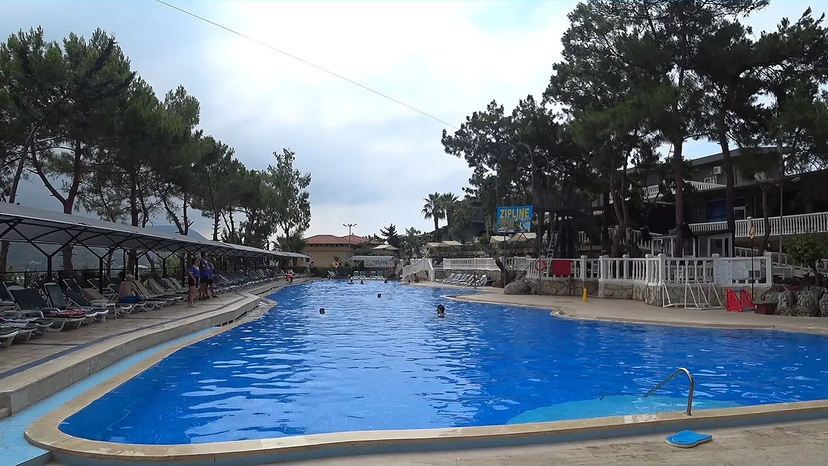 отель senza garden holiday club На этой фото, большой бассейн