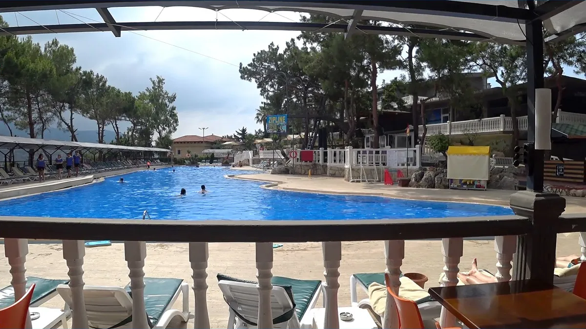 отель senza garden holiday club Вид на большой бассейн из бара.