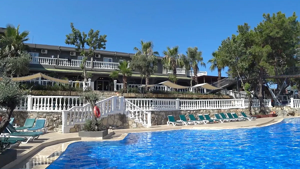 отель senza garden holiday club Вид на большой бассейн, где проходит дневная анимация