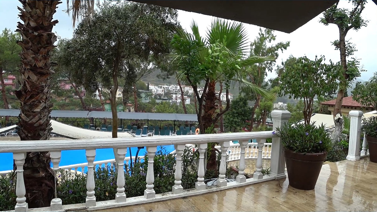 Территория отеля senza garden holiday club немного видно большой бассейн отеля и лежаки