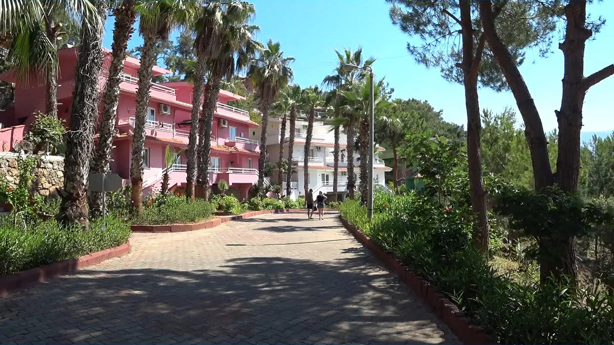 Территория отеля senza garden holiday club. Вид на центральную дорогу отеля