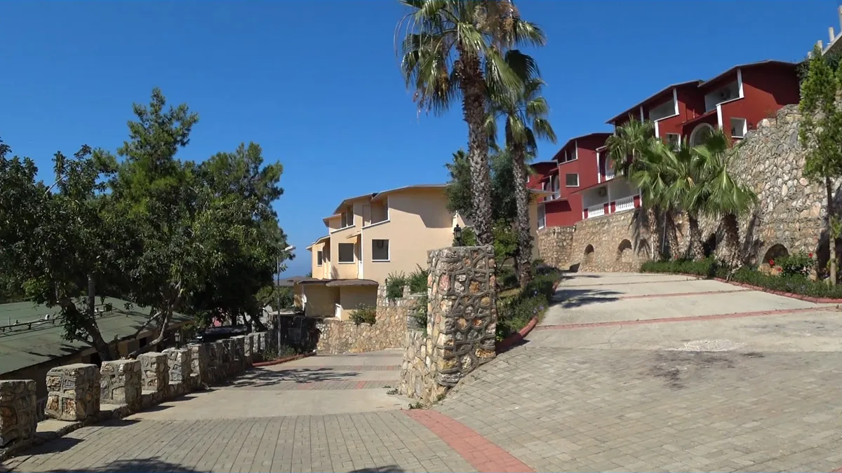 Территория отеля senza garden holiday club корпуса расположенные на разной высоте