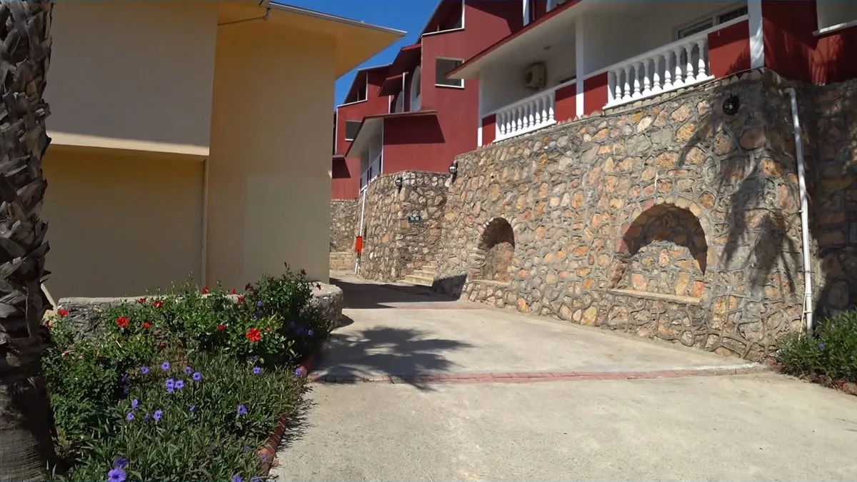 Территория отеля senza garden holiday club