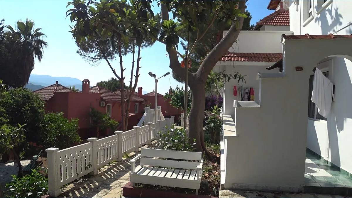 Территория отеля senza garden holiday club Какая милая лавочка рядом с балконом
