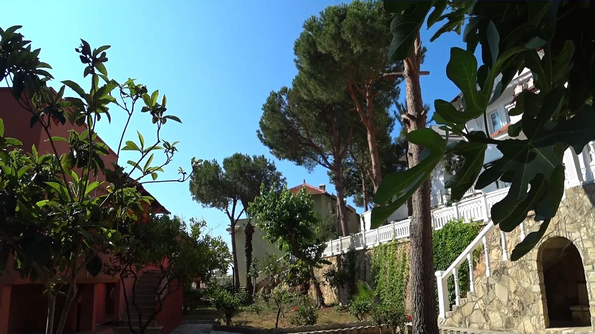 Территория отеля senza garden holiday club одна из улочек  между корпусами