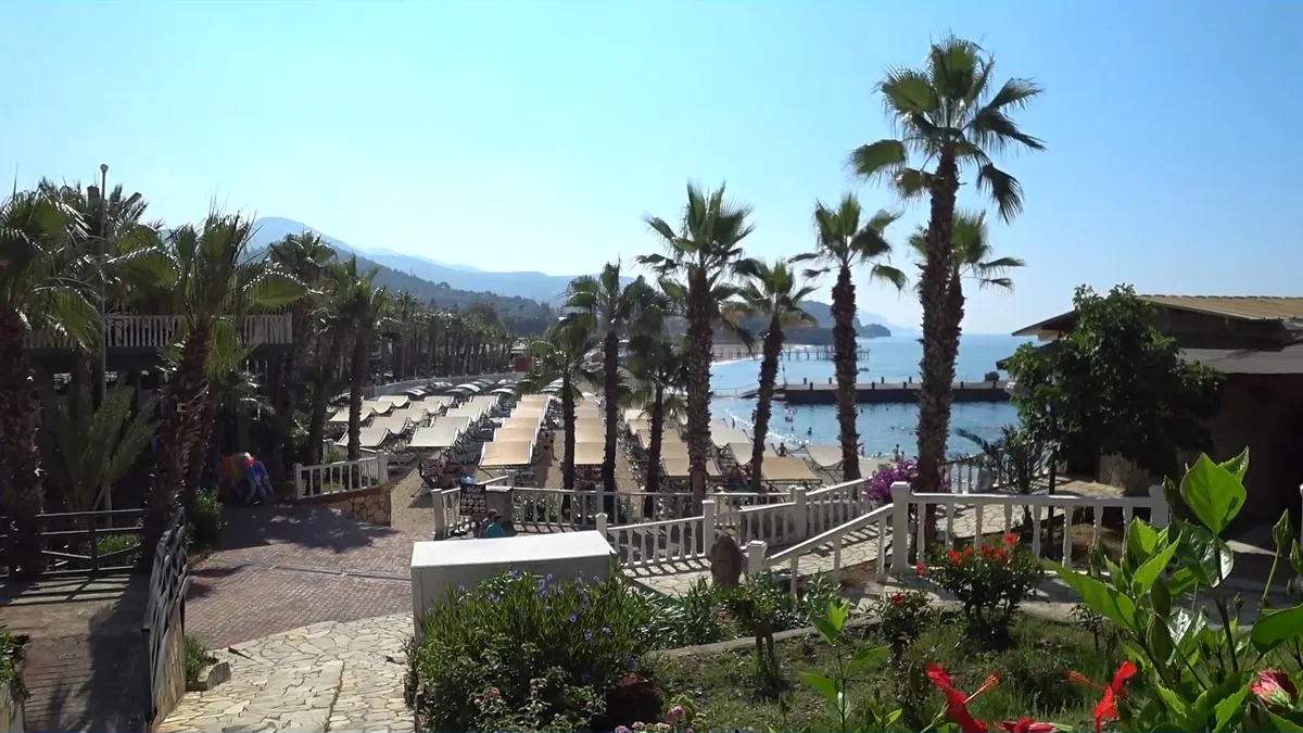 Территория отеля senza garden holiday club мы почти спустились к пляжу