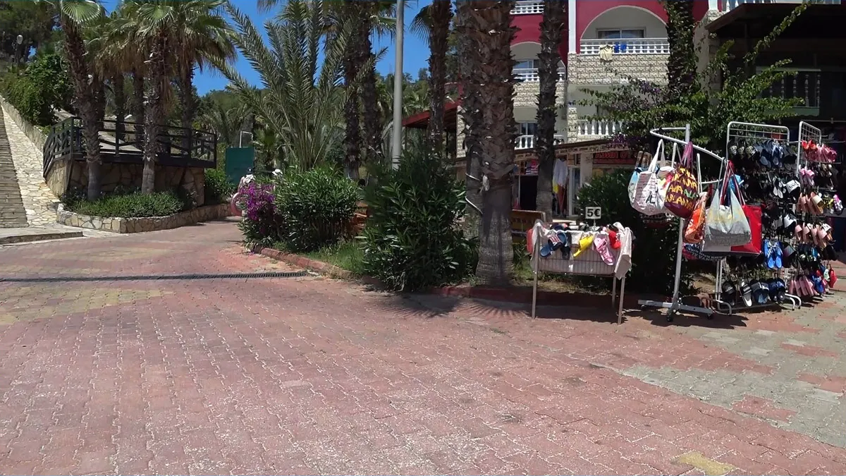 Территория отеля senza garden holiday club слева видна главная лестница, она очень длинная