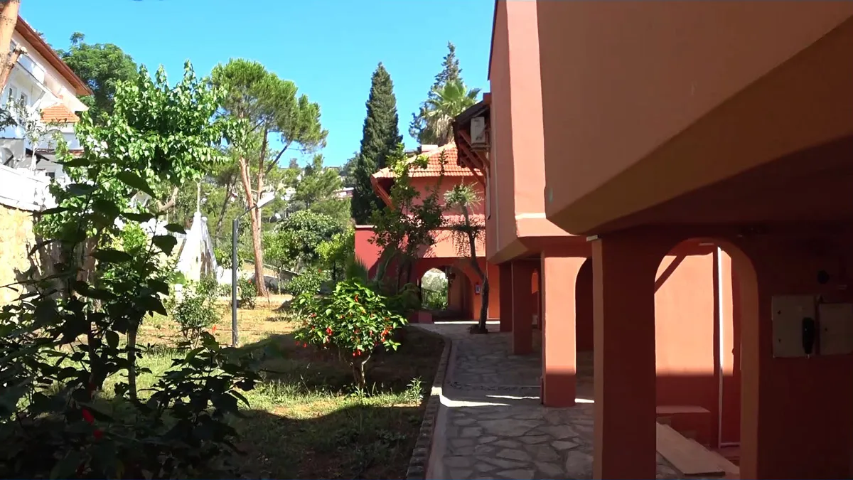 Территория отеля senza garden holiday club есть симпатичные улочки