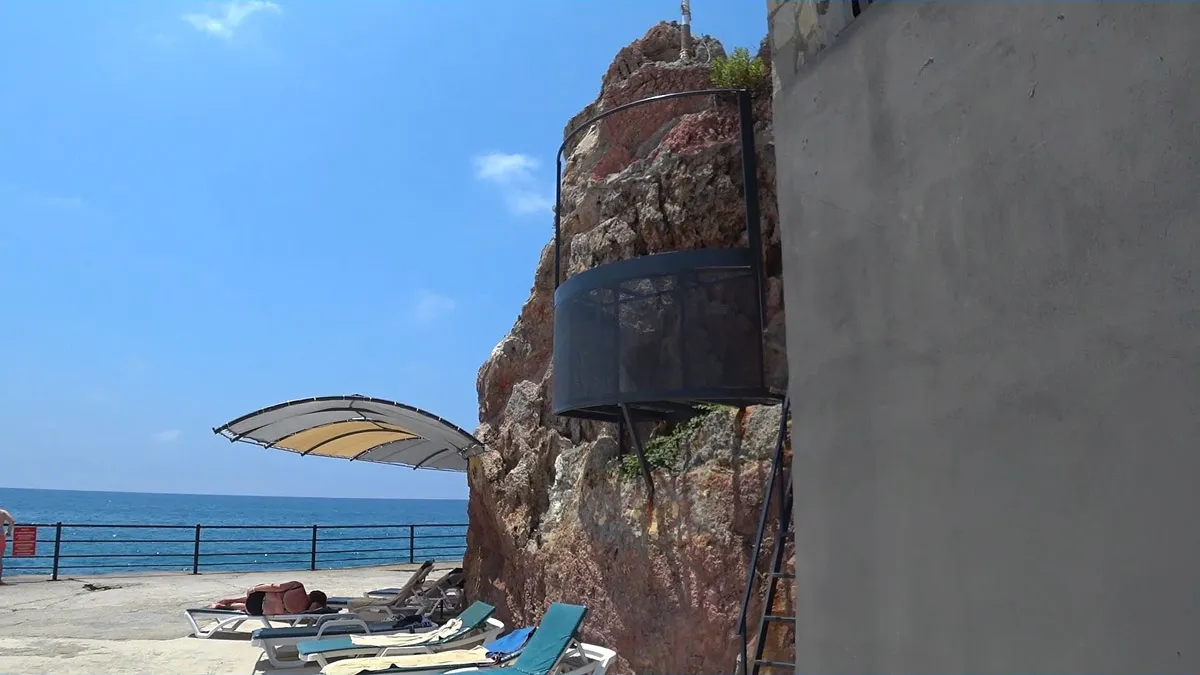 Территория отеля senza garden holiday club металлический балкончик