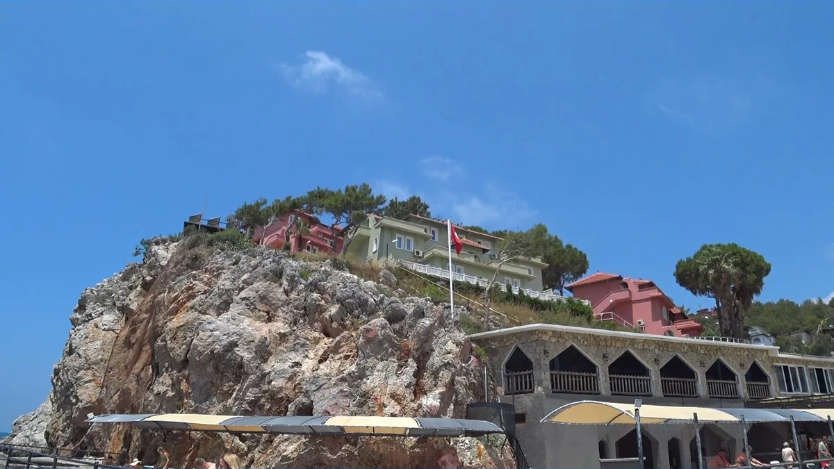Территория отеля senza garden holiday club Вид на ту часть отеля, что у обрыва