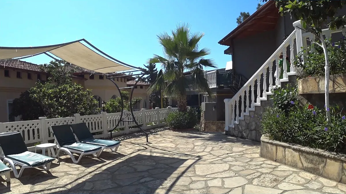 Территория отеля senza garden holiday club На этом уровне находится большой бассейн.