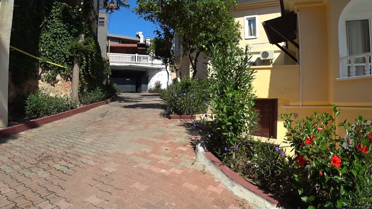 Территория отеля senza garden holiday club чуть выше будет бассейн и столовая