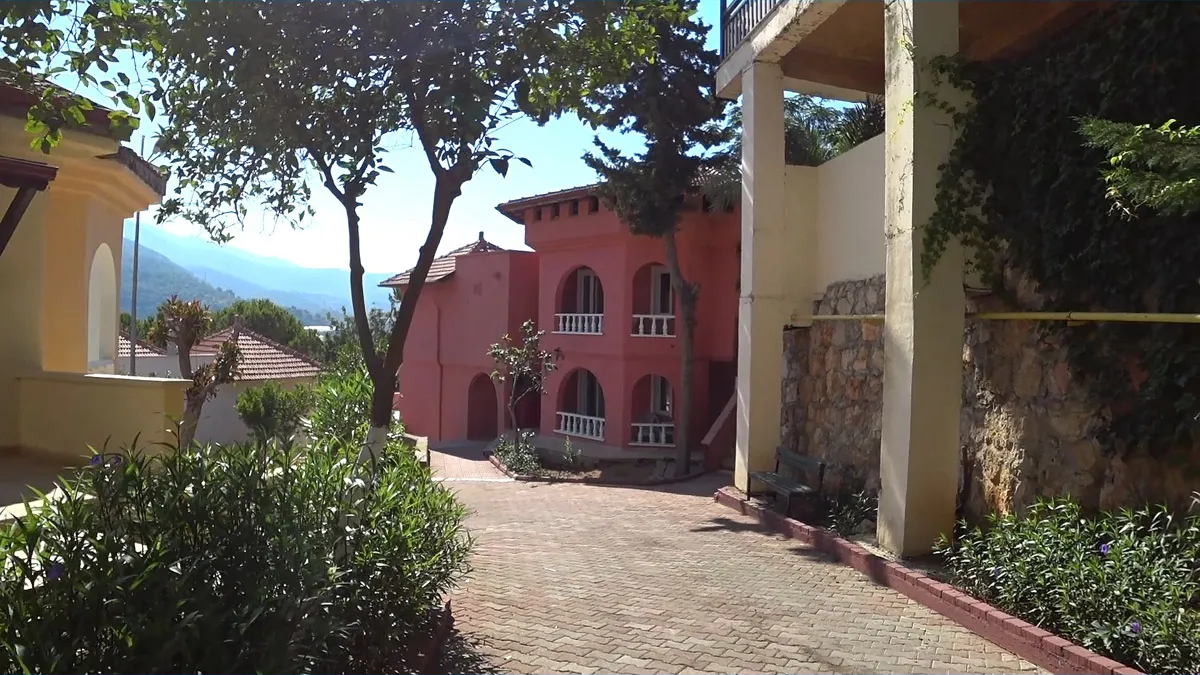 Территория отеля senza garden holiday club улочка, с не большим уклоном