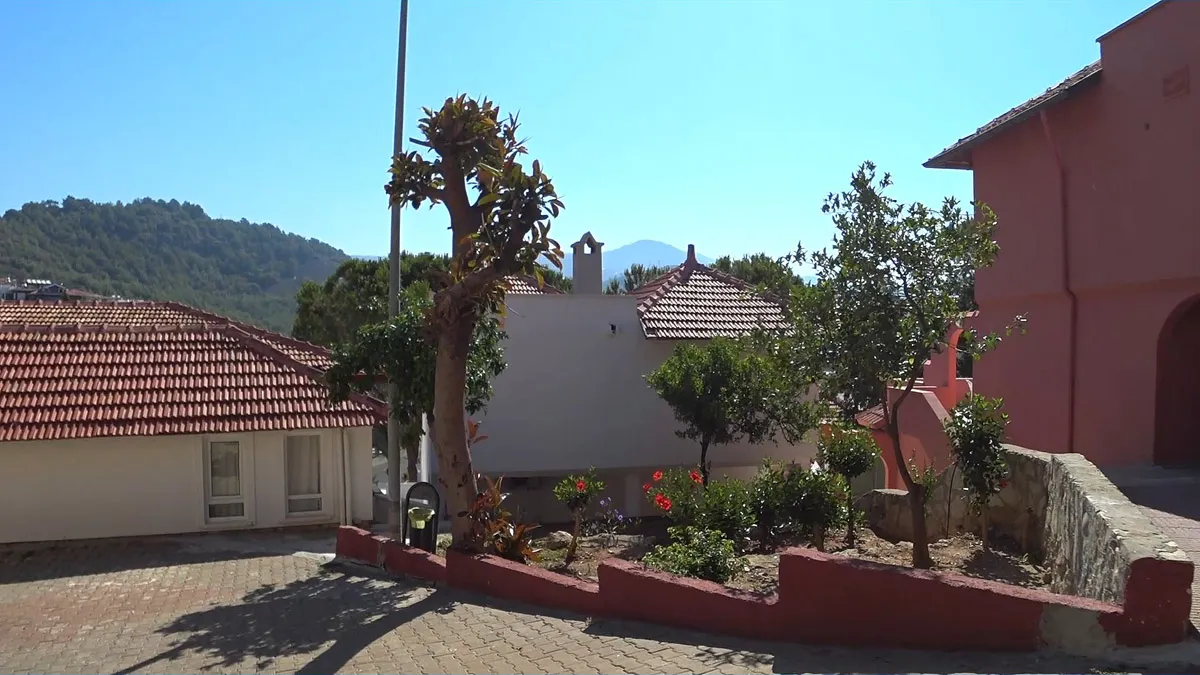 Территория отеля senza garden holiday club Вот так симпатично оформлены улочки
